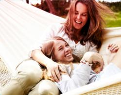 Bilde av to smilende kvinner som ligger i en hengekøye.